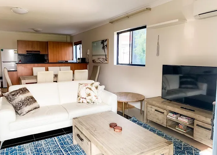 Spacious Homely Apartment Close To Everything