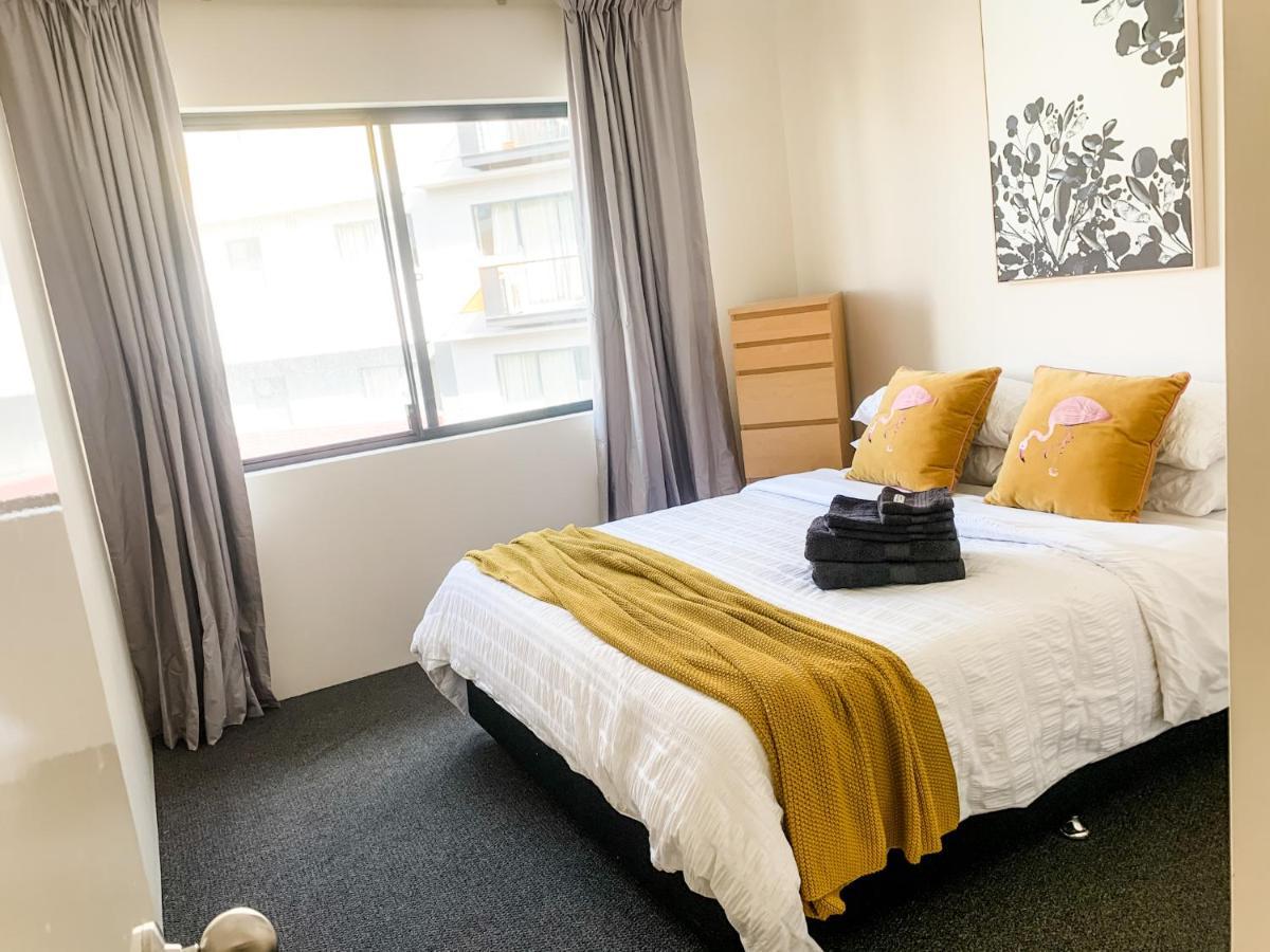 Spacious Homely Close To Everything Apartment